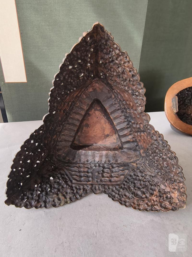 A COPPER EMBOSSED KAPALA WITH COVER ON STAND - 图14